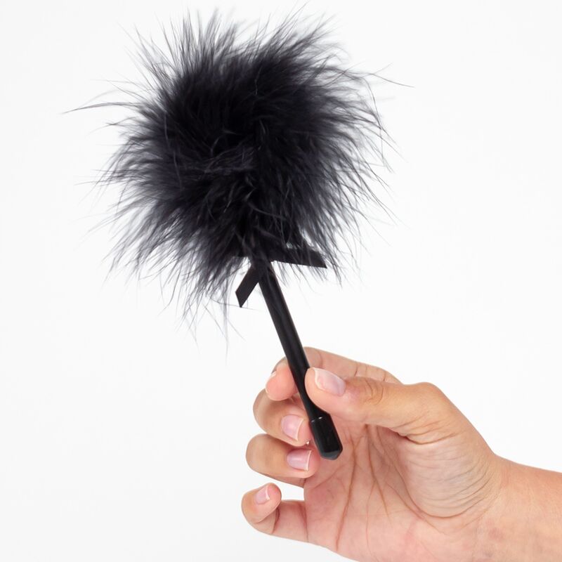 Mini espanador sensual preto da Secret Play com penas de marabu macias.