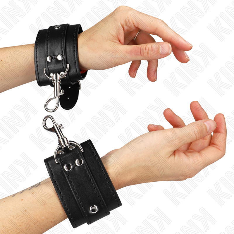 KINK Algemas de Pulso Masmorra Ajustáveis Pretas com Bloqueio para BDSM, exibindo o design e o fecho de segurança.