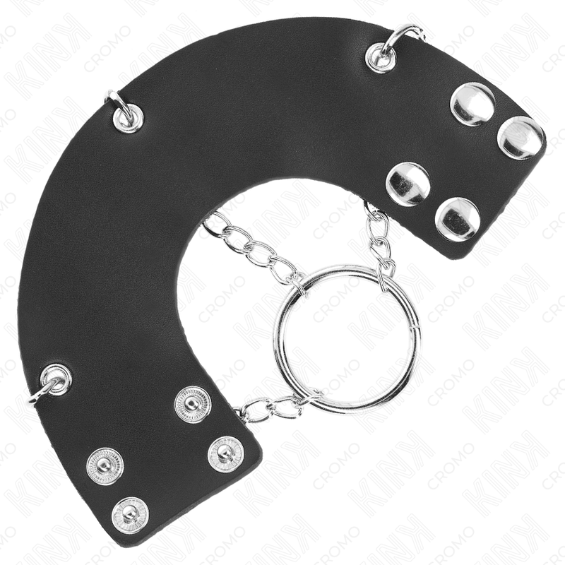 Anel para Pênis KINK de metal e couro com corrente e cinto, mostrando detalhes de design e materiais.