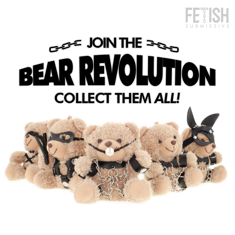 Urso de pelúcia BDSM Fozzie da FETISH SUBMISSIVE, detalhe dos acessórios de couro e metal.
