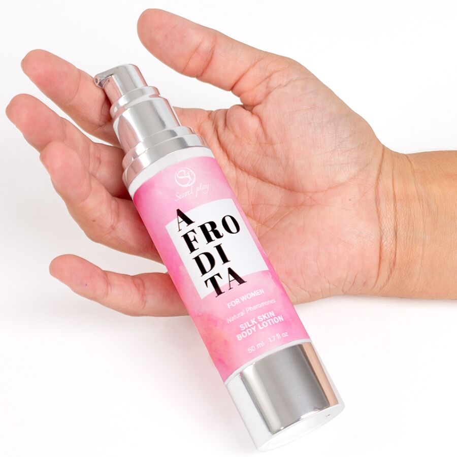 Frasco de SECRETPLAY Loção Corporal Couro de Seda com Atrativos Sexuais 50ml, com toque e aroma luxuosos.