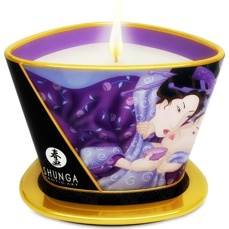 Close-up da Vela de Massagem SHUNGA Frutas Exóticas 170 ML, mostrando a embalagem e o produto aceso para uma massagem sensual.