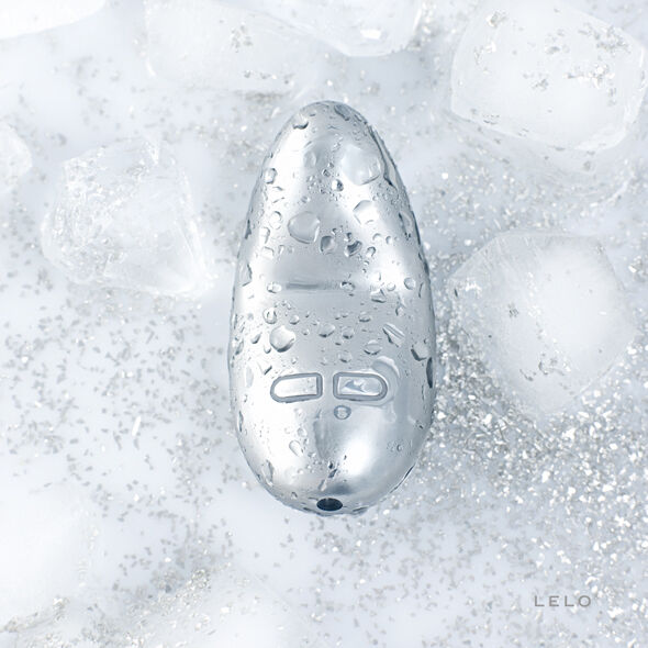 Close-up do vibrador LELO YVA de aço inoxidável, mostrando o seu design elegante e material premium.