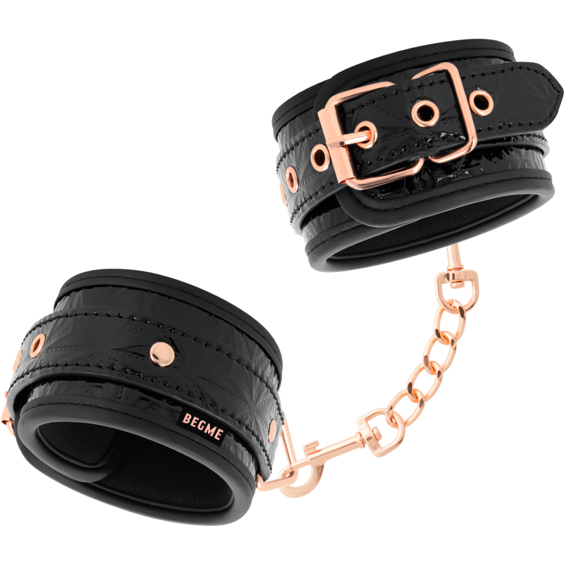 Close-up das Algemas BEGME Black Edition Premium, mostrando o couro vegano e fivelas.