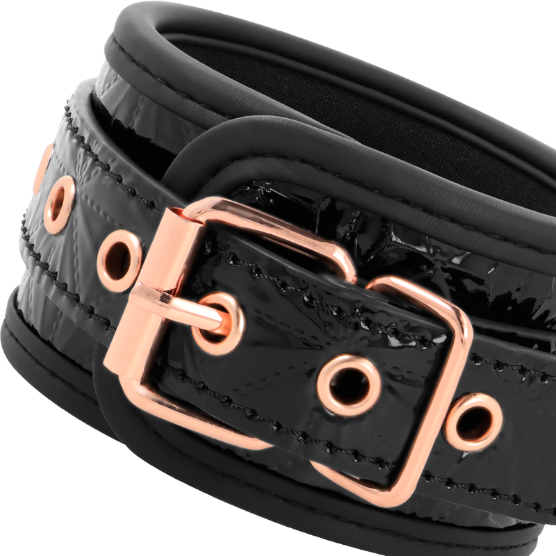 Close-up das Algemas BEGME Black Edition Premium, mostrando o couro vegano e fivelas.