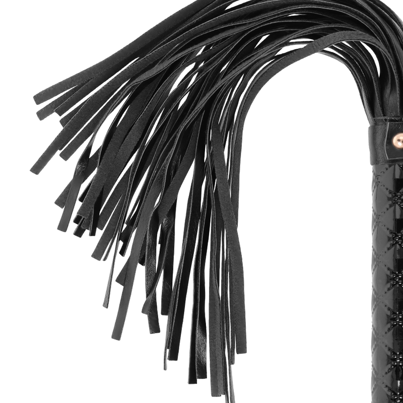 Close-up do Flogger Black Edition de Couro Vegano BEGME, mostrando detalhes e textura.