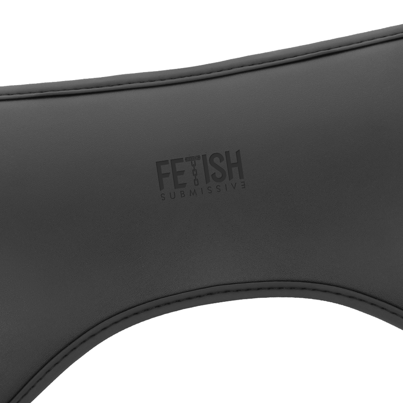 Imagem do arnês Fetish Submissive Cyber Strap com dildo realista e tecnologia WATCHME de controle remoto, mostrando detalhes e materiais.