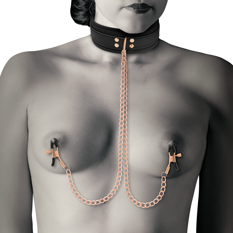 Close-up of the COQUETTE CHIC DESIRE Colar com Pinças de Mamilos e Forro de Neoprene, mostrando detalhes do couro vegano e das correntes.