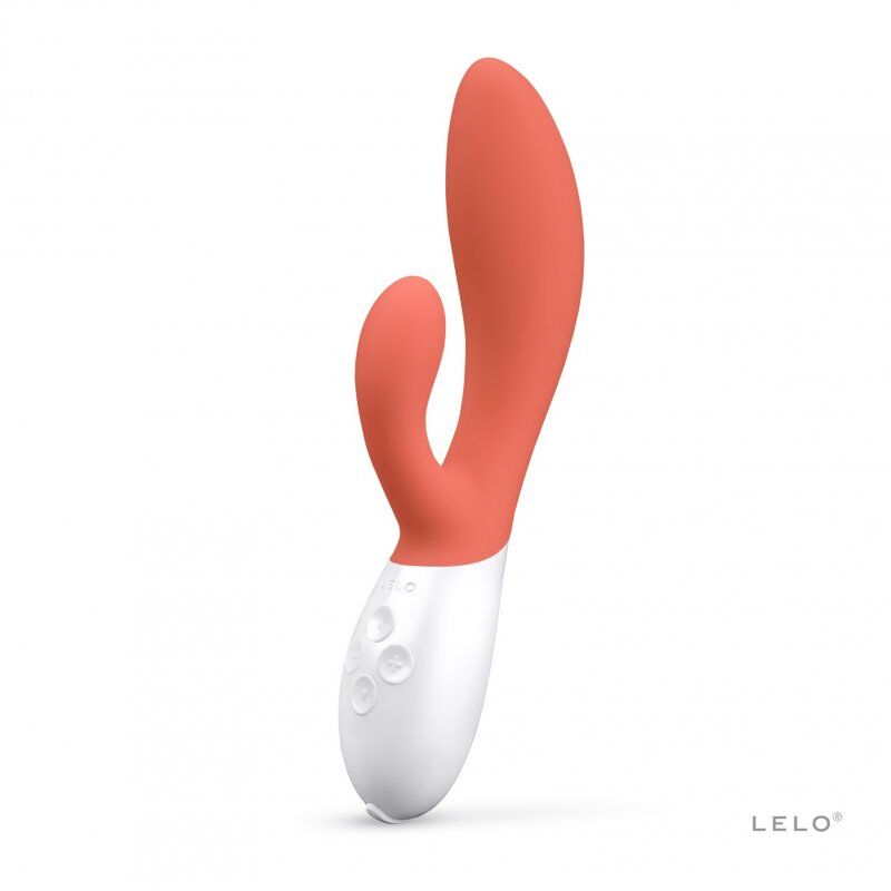 Close-up do Vibrador de Coelho LELO INA 3 cor Coral, realçando os seus estimuladores de dupla ação e design ergonómico.