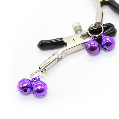 Close-up dos Grampos de Bico com Sino Lilac Ohmama Fetiche, destacando o design metálico e os sinos.