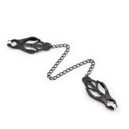 Close-up of the Ohmama Fetish Pinças para Mamilos com Corrente Preta showing its design and metallic finish.
