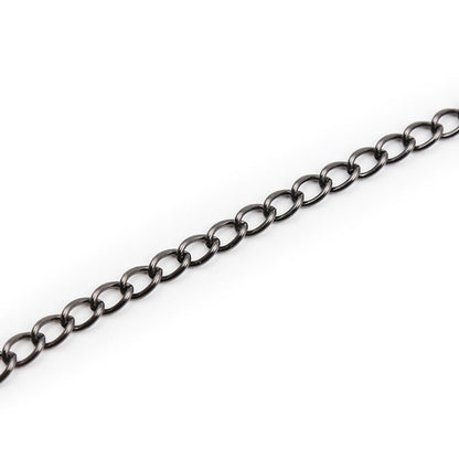 Close-up of the Ohmama Fetish Pinças para Mamilos com Corrente Preta showing its design and metallic finish.