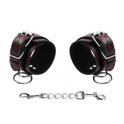 Detalhe das Algemas Fetish OHMAMA com design de coração e tira em couro sintético, mostrando ajuste e material.