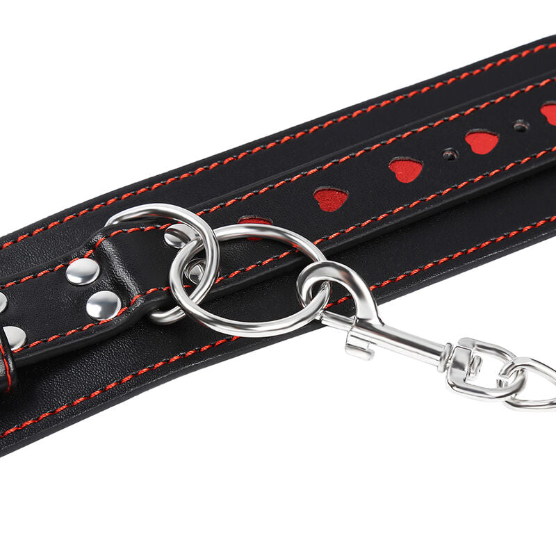 Detalhe das Algemas Fetish OHMAMA com design de coração e tira em couro sintético, mostrando ajuste e material.