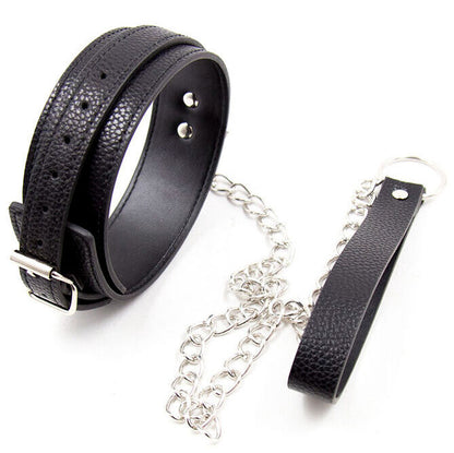 Close-up of the 'Ohmama Fetiche Colar com Padrão de Cobra Ajustável' showing its design, imitation leather texture, and metallic chain.