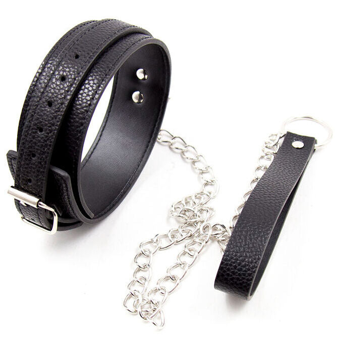 Close-up of the 'Ohmama Fetiche Colar com Padrão de Cobra Ajustável' showing its design, imitation leather texture, and metallic chain.