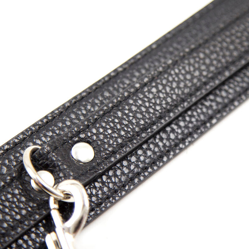 Close-up of the 'Ohmama Fetiche Colar com Padrão de Cobra Ajustável' showing its design, imitation leather texture, and metallic chain.