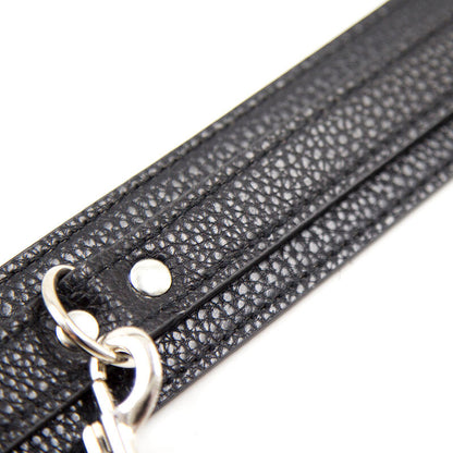 Close-up of the 'Ohmama Fetiche Colar com Padrão de Cobra Ajustável' showing its design, imitation leather texture, and metallic chain.