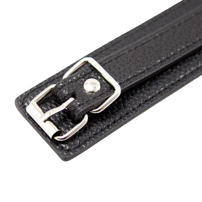 Close-up of the 'Ohmama Fetiche Colar com Padrão de Cobra Ajustável' showing its design, imitation leather texture, and metallic chain.
