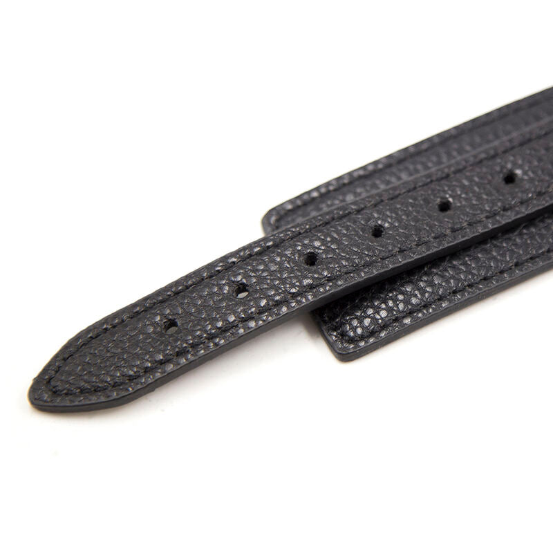 Close-up of the 'Ohmama Fetiche Colar com Padrão de Cobra Ajustável' showing its design, imitation leather texture, and metallic chain.