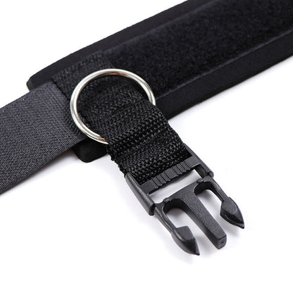 Detalhe das Algemas de Pulso OHMAMA FETISH em Neoprene, mostrando o material, ajuste e fecho.