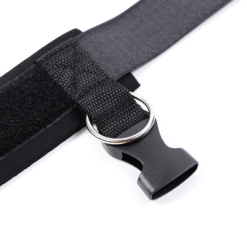 Detalhe das Algemas de Pulso OHMAMA FETISH em Neoprene, mostrando o material, ajuste e fecho.