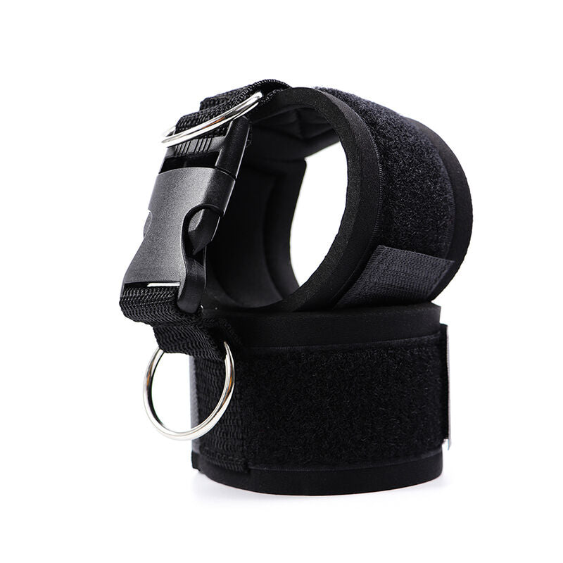 Detalhe das Algemas de Pulso OHMAMA FETISH em Neoprene, mostrando o material, ajuste e fecho.