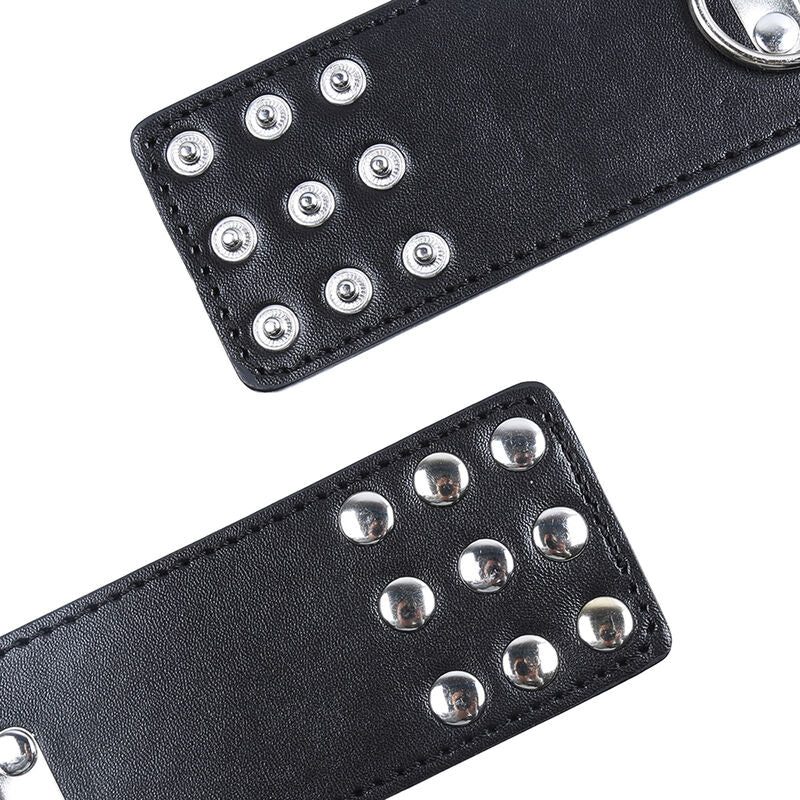 Restrições de Pulso OHMAMA FETISH com fecho metálico para práticas BDSM, mostrando detalhes do design e material.