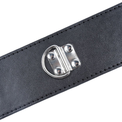 Restrições de Pulso OHMAMA FETISH com fecho metálico para práticas BDSM, mostrando detalhes do design e material.