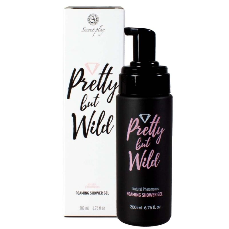 Frasco de SECRETPLAY Gel de Duche Pretty But Wild 200ml com espuma e detalhes de ingredientes naturais.