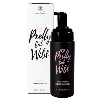 Frasco de SECRETPLAY Gel de Duche Pretty But Wild 200ml com espuma e detalhes de ingredientes naturais.
