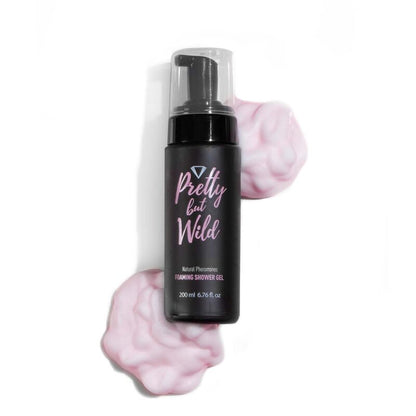 Frasco de SECRETPLAY Gel de Duche Pretty But Wild 200ml com espuma e detalhes de ingredientes naturais.