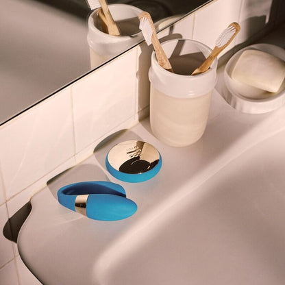Close-up do massageador de casais LELO TIANI DUO Azul, destacando seu design ergonómico e controlo remoto.