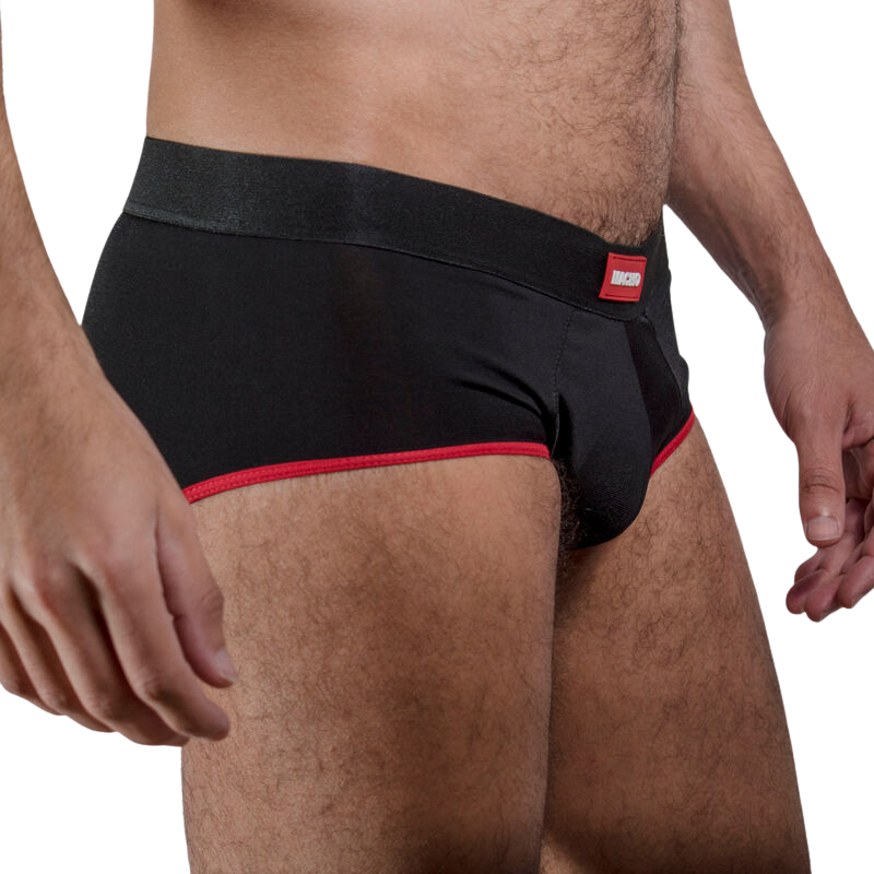 Cueca Brief Masculina MACHO de lycra adaptável em amarelo escuro, destacando o corte e o tecido.