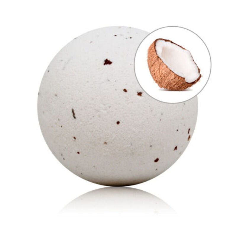 Imagem da bomba de banho perfumada TALOKA de coco com pétalas de rosa, dissolvendo na água.