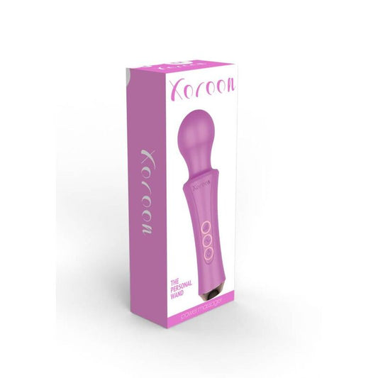 Close-up da XOCOON Varinha Pessoal Fúcsia Recarregável, destacando sua cabeça flexível e design ergonômico.