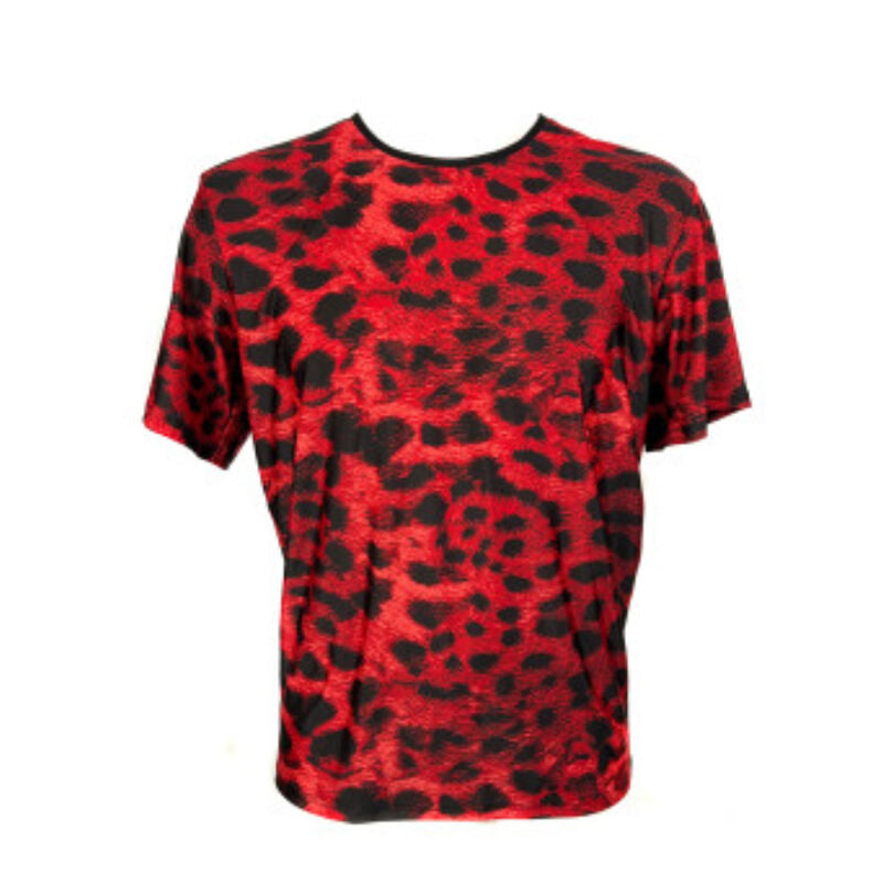 Detalhe da T-Shirt Savage ANAIS MEN em microfibra vermelha com estampa animal, mostrando o ajuste perfeito e a textura do tecido.