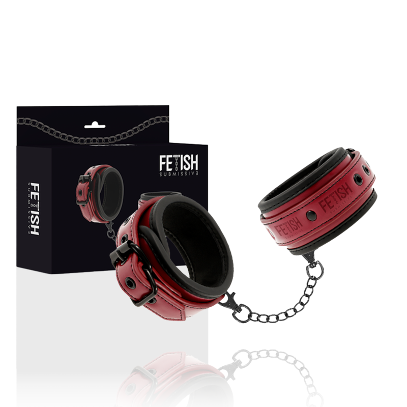 Detalhe das algemas Fetish Submissive em couro vegano com forro de neoprene para BDSM.