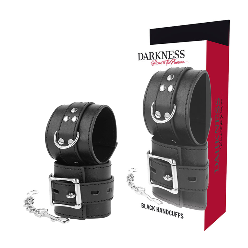 Detalhe das Algemas Darkness de Couro Sintético Pretas com correntes e fivelas ajustáveis.