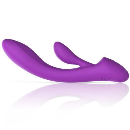 Close-up do Vibrador Coelho Intense Luigi de Silicone Líquido Roxo, mostrando seu design ergonômico e estimulador clitoriano.