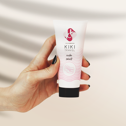 Detalhe do Lubrificante à Base de Água KIKÍ TRAVEL Sabor Doces Nube 50ml, destacando a embalagem e o sabor.