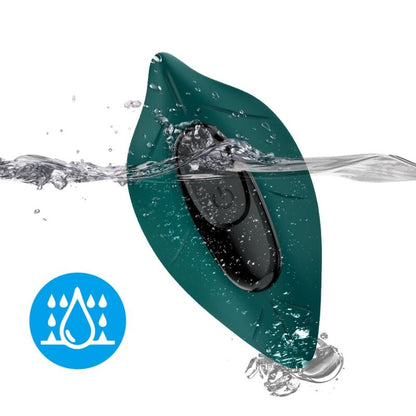 Close-up do vibrador estimulador ARMONY com controle remoto verde, destacando seu design ergonómico e material de silicone.