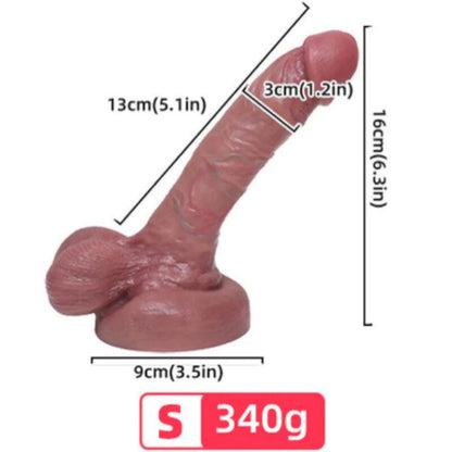Close-up do ARMONY Dildo Realista de Silicone Líquido 13 cm, mostrando sua textura suave e detalhes anatômicos.