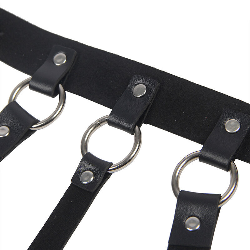 Arnês de Peito SUBBLIME com Grandes Anéis e Correntes, feito em couro preto, exibindo detalhes do design.