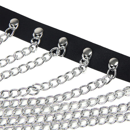 Arnês de Peito SUBBLIME com Grandes Anéis e Correntes, feito em couro preto, exibindo detalhes do design.
