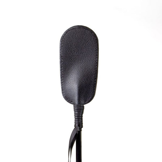 SECRET PLAY Chicote Leve em Couro Vegano Preto, exibindo seu design elegante e material de alta qualidade para brincadeiras BDSM.