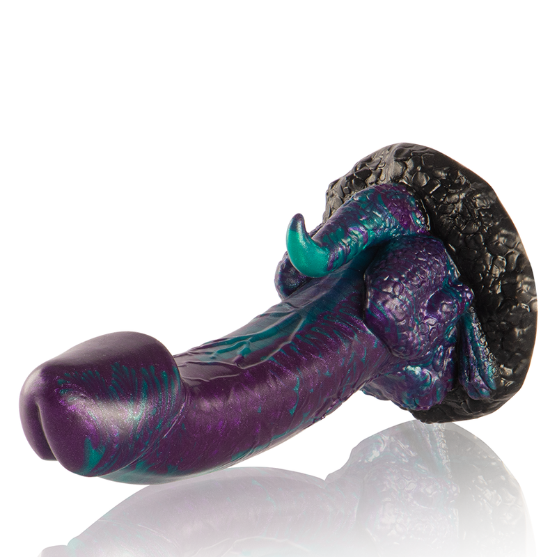 Close-up do EPIC CYBERSILICOCK Dildo Duplo Basilisk Escamoso, mostrando sua textura única e design inspirado na mitologia.