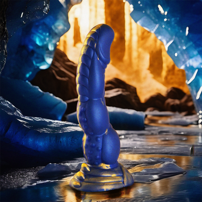 Close-up do Dildo Poseidon da EPIC CYBERSILICOCK, mostrando seu design mitológico e textura de silicone.