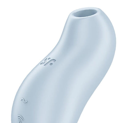Close-up do Satisfyer Pocket Pro 1 Estimulador Clitoriano na cor azul claro, mostrando o seu design ergonómico e abertura para ondas de pressão.