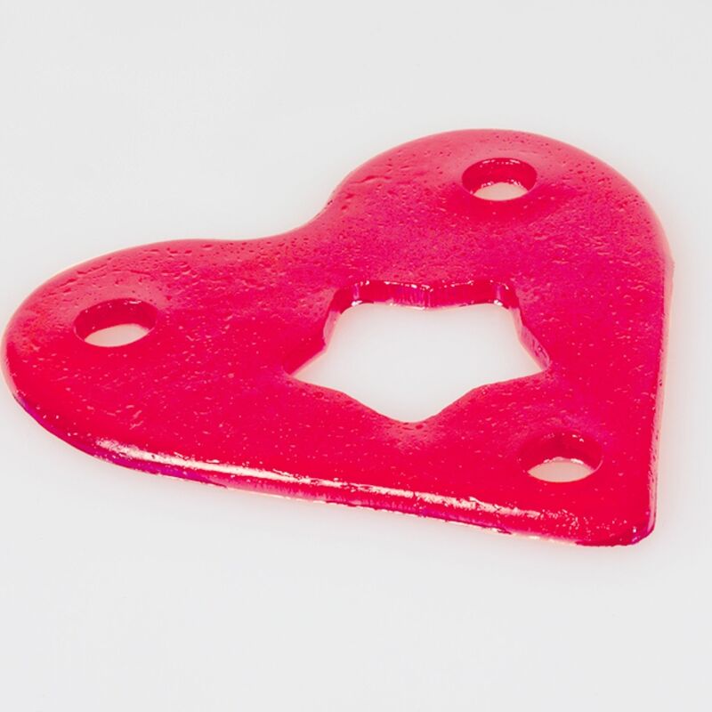 Close-up da Secret Play Tanga Comestível Unissex Sabor Morango em formato de coração, destacando o design e a textura comestível.